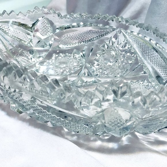 Beautiful Lead Crystal Bowl with Sawtooth Edging a - Picture 2 of 2